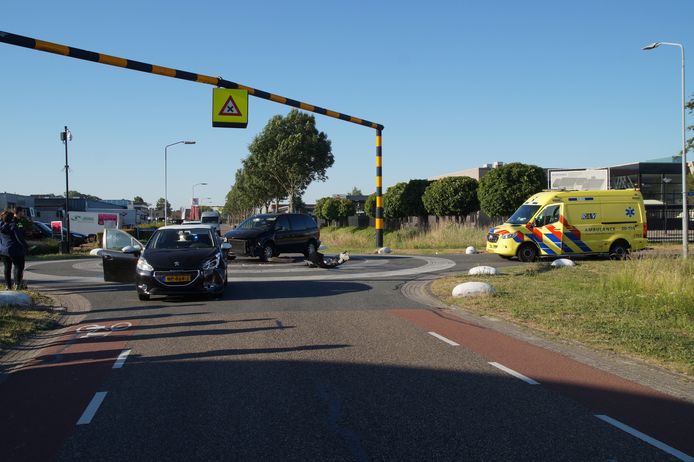 De auto's raakten flink beschadigd door de botsing in Waalwijk.