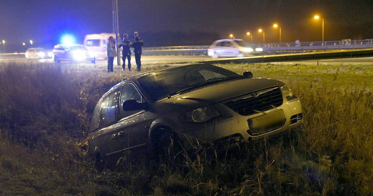Auto te water langs A16 bij Galder