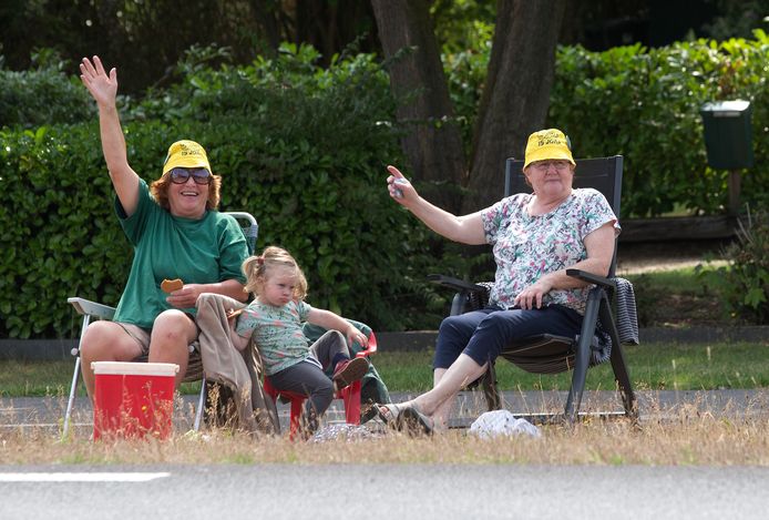 Al jaren bezoeken deze vriendinnen uit Breedenbroek en Terborg op vrijdag de Zwarte Cross. Het zwaaien naar de festival bezoekers  langs de route stond al lang op het de planning maar hetwas er nog niet van gekomen. Met koelbox en kleindochter namen deze dames op de route ter hoogte van Aalten