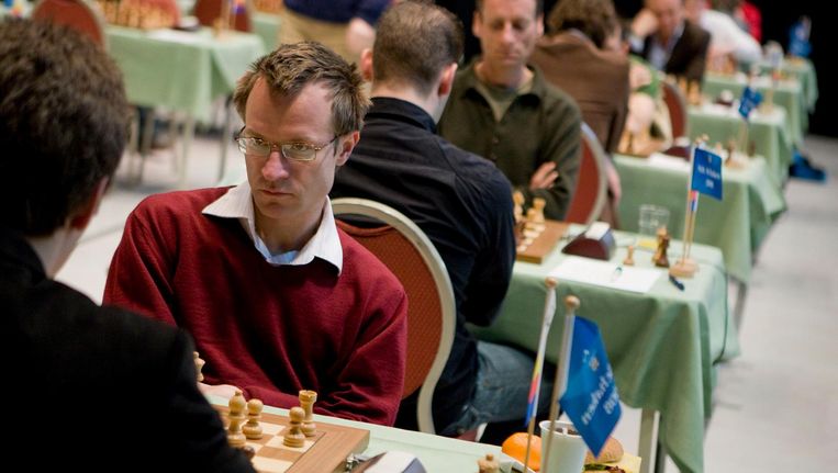 Sergei Tiviakov in 2018 in zijn partij tegen Daniel Stellwagen. Beeld anp