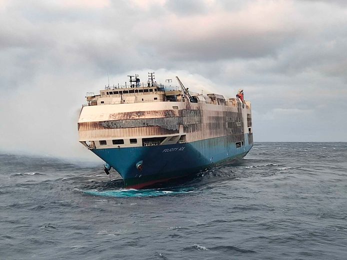 Aan boord van het brandende schip waren onder meer Volkswagens, Porsches, Bentleys, Audi’s en Lamborghini’s.
