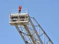 Un des deux pères retranché en haut d'une grue descendu