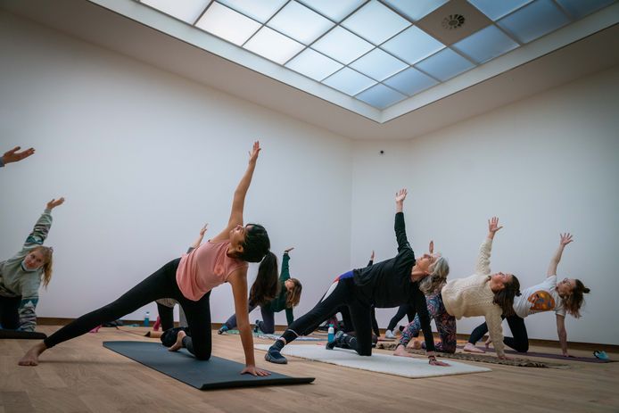 Yogales als protest tegen de lockdown voor de cultuursector in Museum Arnhem.