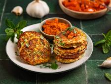 Wat Eten We Vandaag: Courgette fritters met romesco dip