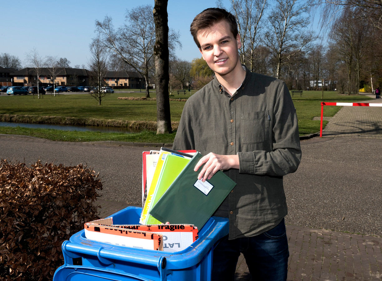 Vanuit de slaapkamer bellen met ministers Pieter (18) uit Harmelen is