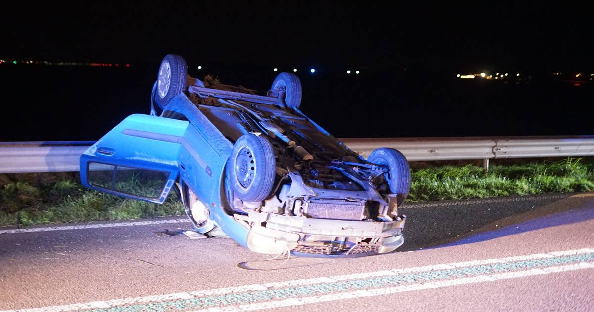 Auto belandt ondersteboven bij ongeluk in Bruinisse.