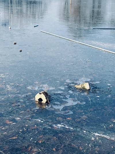 Kwajongens trappen ijsbaan stuk, schaatsen uitgesteld