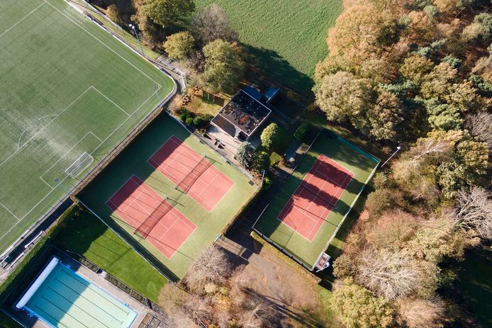 Het rechter tennisveld wordt ingeruild voor twee padelbanen.