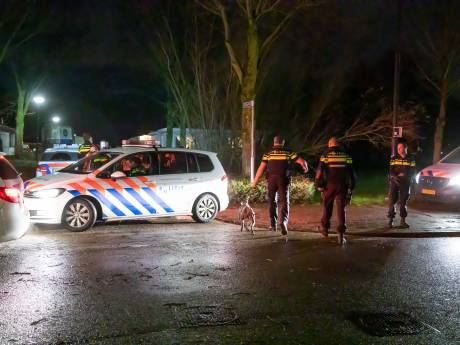 Agenten gewond bij aanval in woonwagenkamp Baarn: arrestaties voor poging tot doodslag