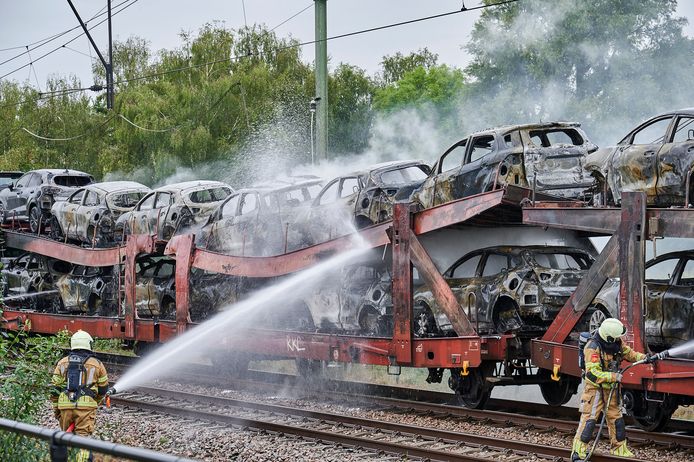 Auto’s op een goederentrein vlogen in brand nadat een bovenleiding brak bij Etten-Leur.