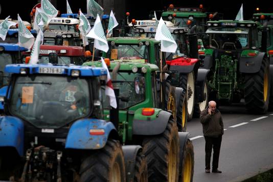 Franse boeren blokkeren de ring rond hoofdstad Parijs met hun voertuigen.