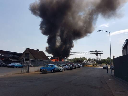 Grote zwarte wolken door de brand.