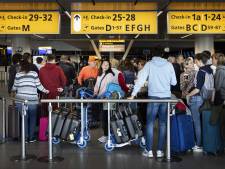 Chaos op Schiphol: waar de reiziger terugkeert, blijft het personeel weg