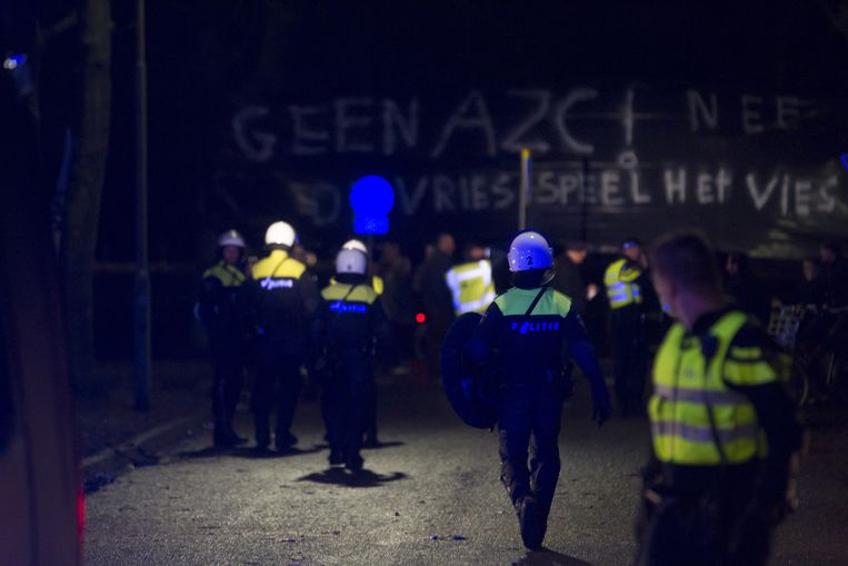 Inwoners van Geldermalsen dragen een spandoek met daarop: 'Geen AZC. De Vries speelt het vies.' Beeld anp