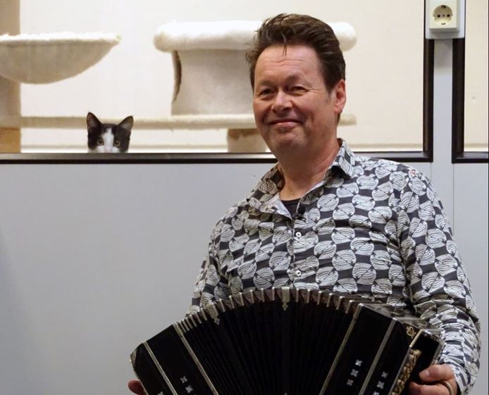 Carel Kraayenhof speelt voor de zwerfkatten