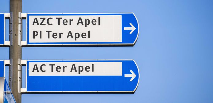 Wegwijsborden die verwijzen naar de centrale noodopvang voor asielzoekers in Ter Apel.