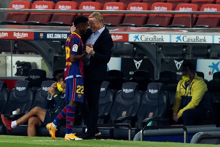 Ronald Koeman praat met doelpuntmaker Ansu Fati tijdens Koemans eerste wedstrijd als trainer van FC Barcelona. Beeld EPA