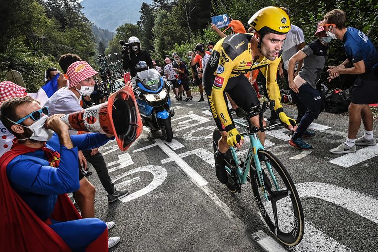 Tom Dumoulin vorig jaar in de tijdrit in de Tour de France naar La Planche des Belles Filles. Hij werd ondanks zijn gebrekkige voorbereiding tweede.  Beeld ANP