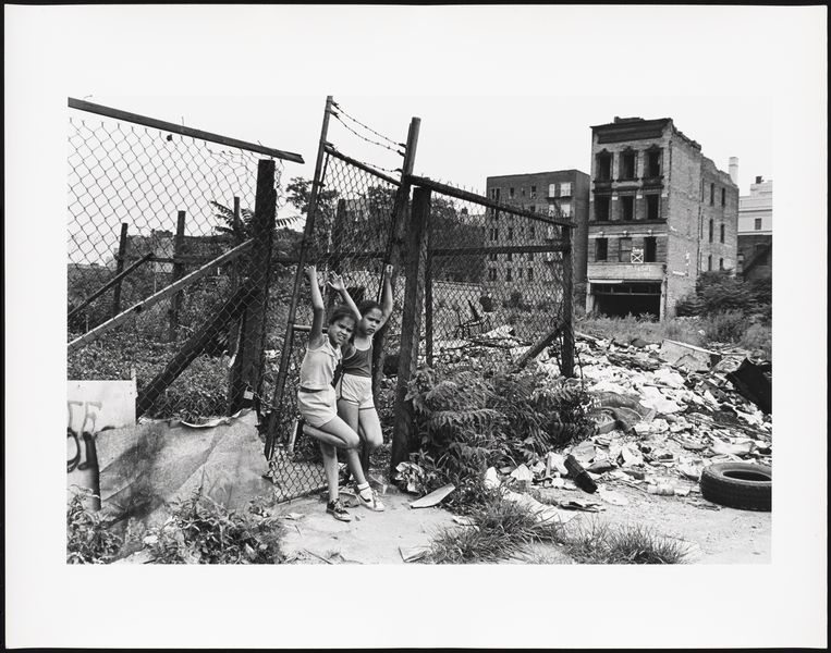 Twee van de laatste bewoners, vlak voordat Bathgate Avenue helemaal tege de grond ging. Beeld Mel Rosenthal | Museum of the City of New York