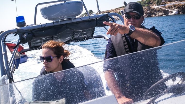 Willem Lelijveld van Clingelshouck zoekt op een patrouilleboot van Frontex naar vluchtelingbootjes met een Grieks lid van de reddingsbrigade. Beeld Nicola Zolin  