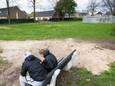 De ontmantelde jongerenontmoetingsplek in Ochten met op de achtergrond de voetbalkooi