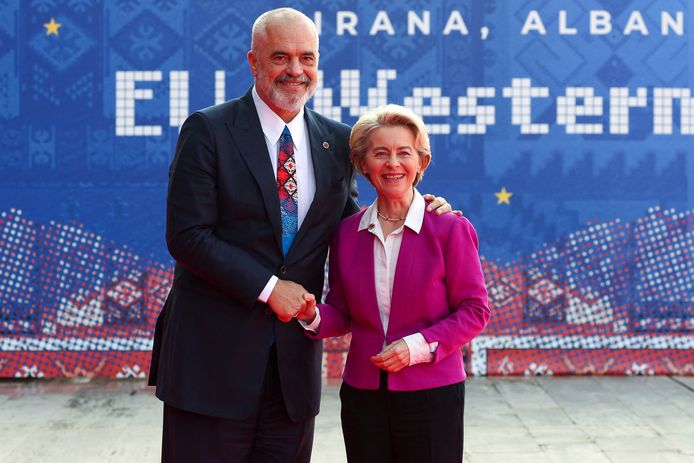 Le Premier ministre albanais, Edi Rama, accueille la présidente de la Commission européenne, Ursula von der Leyen, pour le sommet UE-Balkans à Tirana.