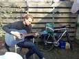 In de Pioenroosstraat in Eindhoven: Thomas speelt gitaar in de achtertuin