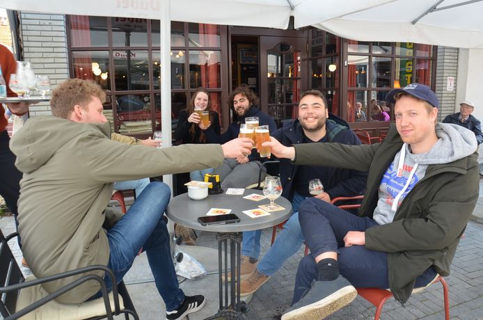 Enkele vrienden genieten samen op het terras van café Ragtime in de Langemuntstraat in Ninove.