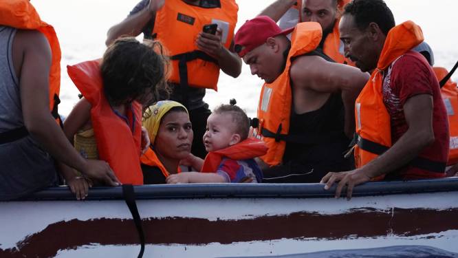 Kind van 1 jaar bereikt zonder ouders per migrantenboot Italiaans eiland Lampedusa