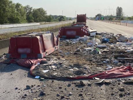 Snelweg naar Eindhoven avond lang geblokkeerd door containers: A67 vol puin na vrachtwagenongeluk