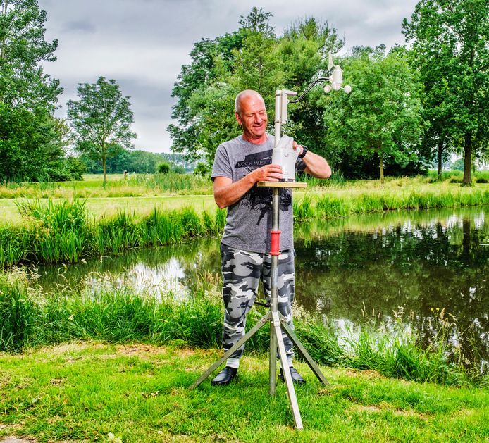 In Beeld: Weeramateur Ron Boekensteijn maakt zijn mobiele weerstation schoon in het Argonnepark in Ter Aar.