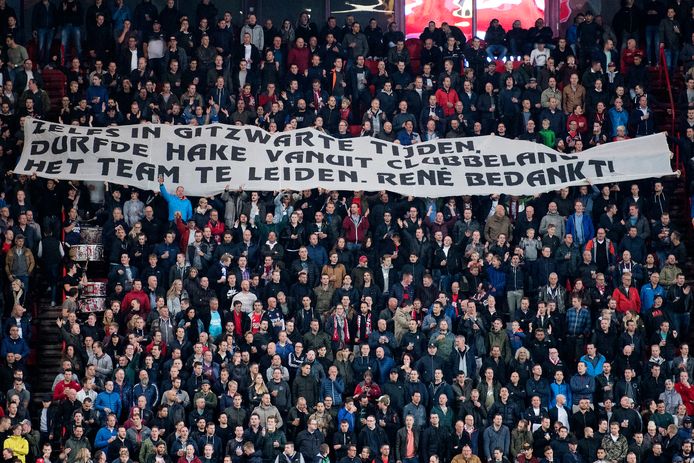 Spandoek voor de ontslagen trainer.