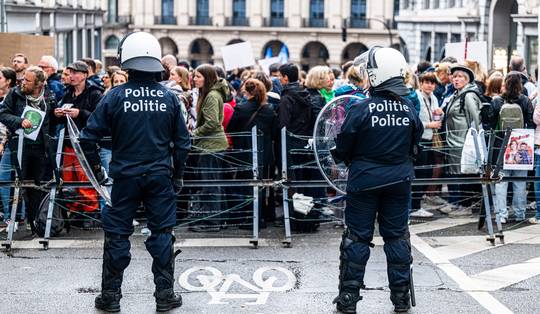 Onderzoek geopend naar gedrag politieagenten in Brussel tijdens protest Franstalig onderwijs
