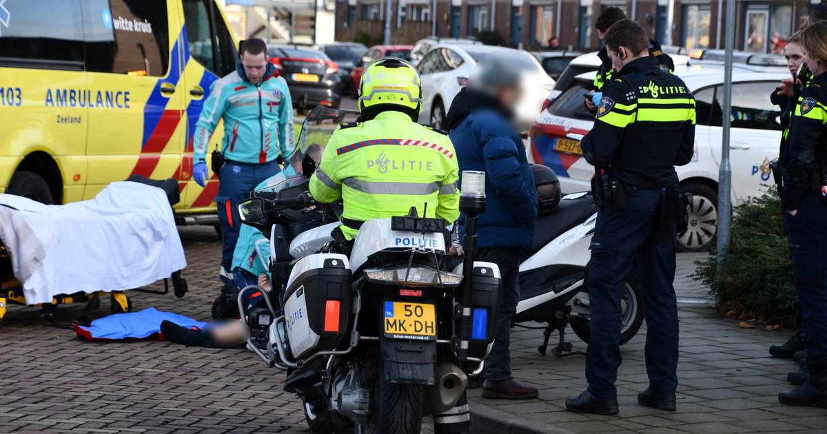 Man gewond bij botsing met auto in Middelburg.