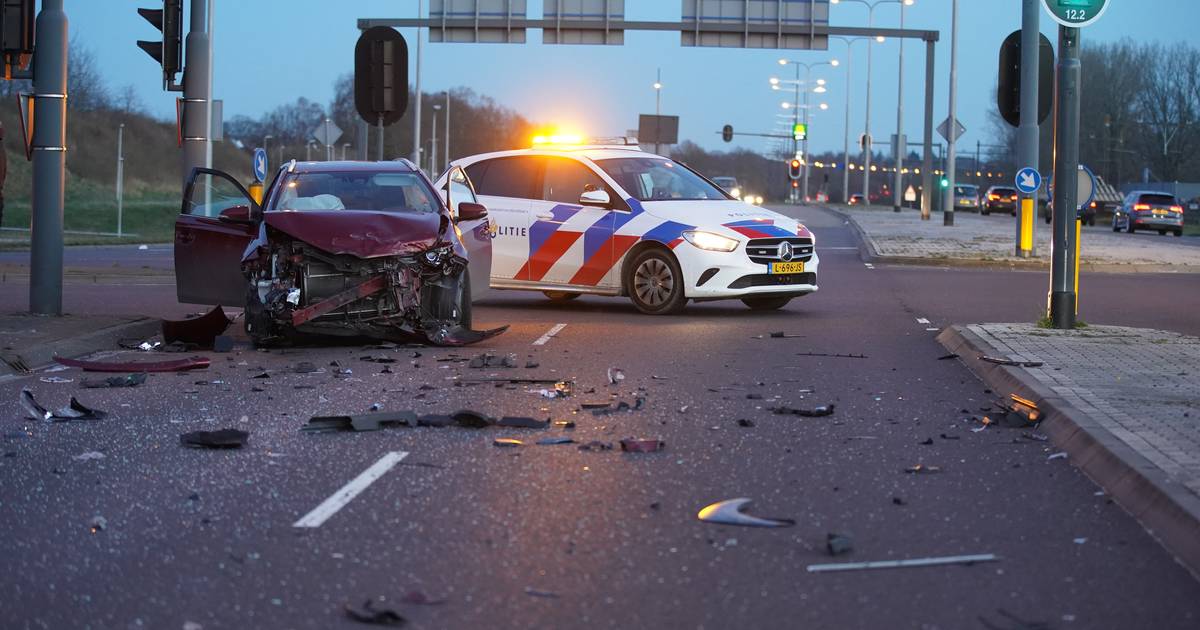 Stevige aanrijding op Deventer kruispunt, N-weg deels afgesloten.