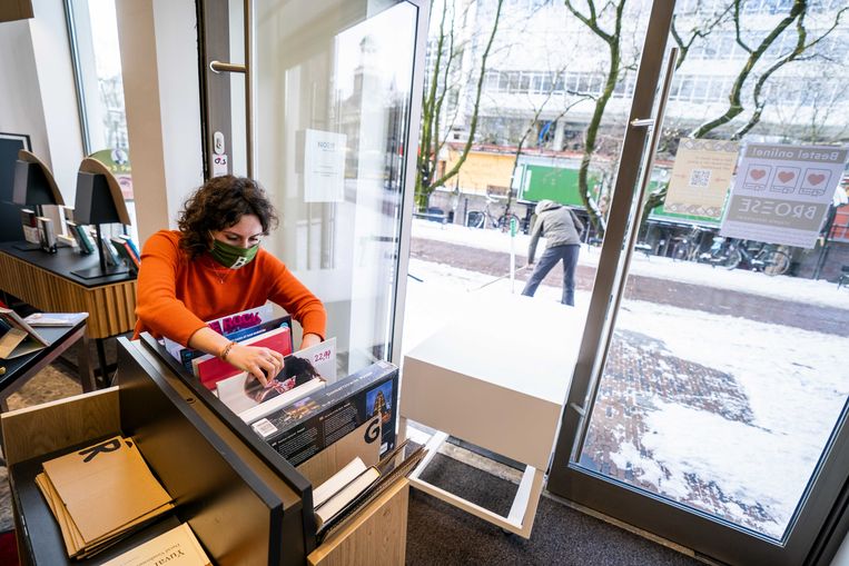 Een medewerkster van de Utrechtse boekwinkel Broese bereidt zich voor op het afhalen van bestellingen door consumenten. Beeld ANP