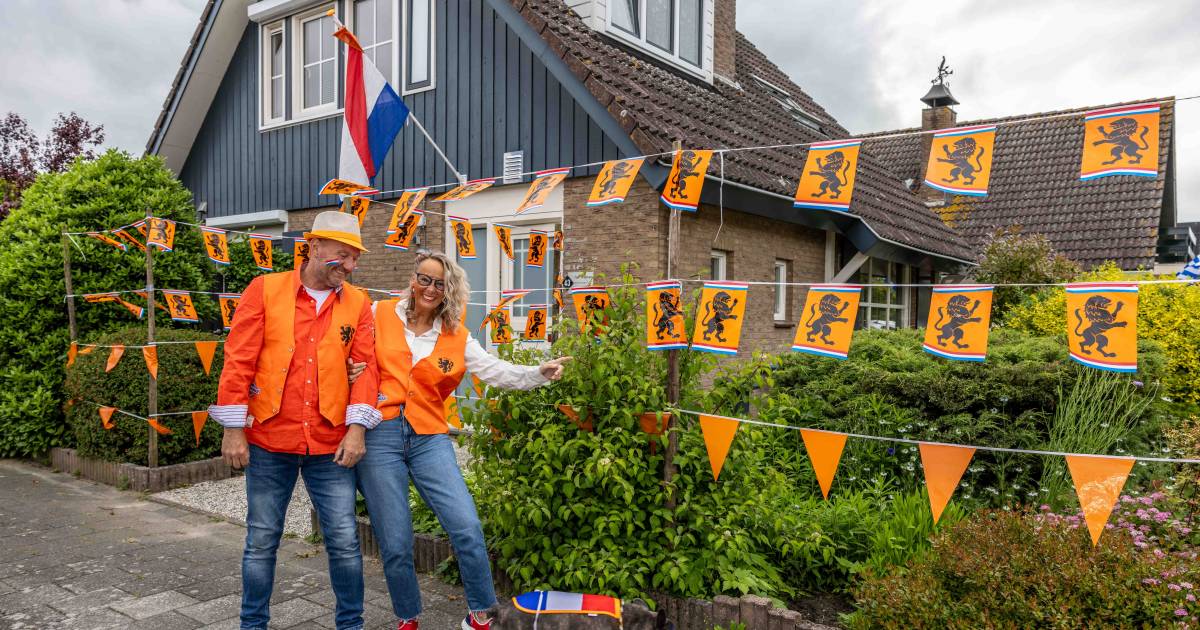 Mario heeft zijn huis voor het EK alvast omgetoverd in het oranje: ‘Ik hoop altijd dat er meer volge