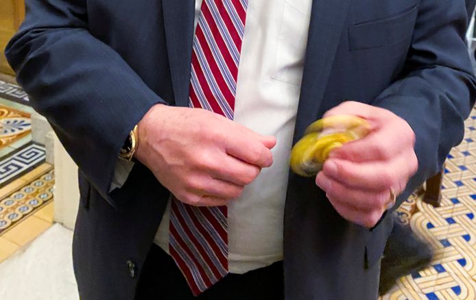 Senator Mike Rounds speelt met een gele fidget spinner.