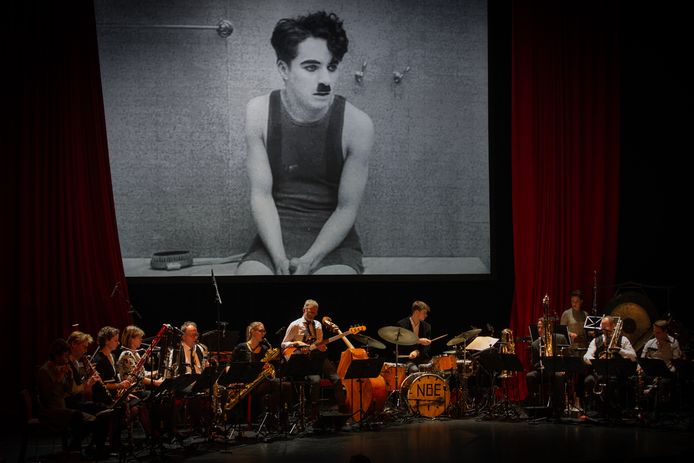 Het Nederlands Blazers Ensemble eert de wereldberoemde filmmaker en acteur Charlie Chaplin (1889 - 1977) met een live-optreden tijdens de bioscoopvertoning van vier van zijn oudste stomme films.