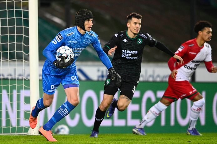 Bossut klemt op Jan Breydel de bal voor Popovic, de maker van het tweede doelpunt van Cercle: “Zij waren efficiënter dan wij, maar we bleven er ook na de rust in geloven en dat gegeven moeten we meepakken naar de komende wedstrijden.”