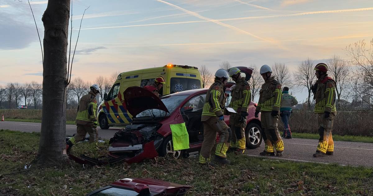 Meerdere gewonden bij botsing tussen auto en bestelbus in buitengebied van Lelystad.