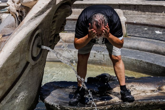 Mensen zoeken verfrissing tijdens de hittegolf in Rome.