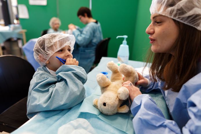 In het ziekenhuis van het Franse Lille mochten kinderen met hun 'zieke' teddy beer bij echte doktoren langs. Foto Sylvain Lefevre