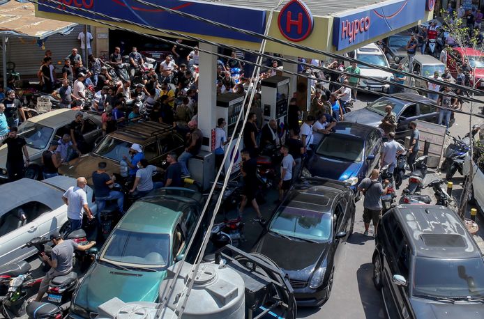 Drukte bij een tankstation in Beiroet dat door het leger werd gedwongen brandstof te verkopen. (14/08/2021)