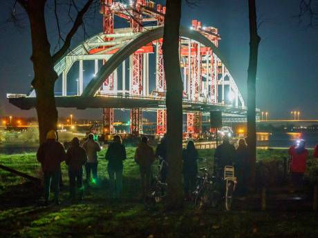 Boogbrug Vianen voltooit laatste vaartocht richting de snijbranders: ‘Zo spijtig dat hij er niet meer is’