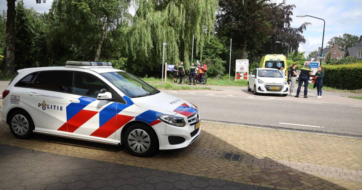 Jongeman op crossbrommer raakt flink gewond bij botsing met auto in Boerdonk.
