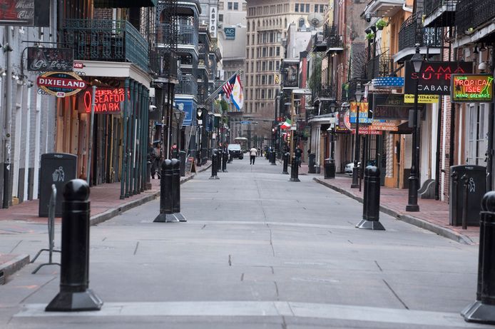 Een uitgestorven Bourbon Street, normaal gesproken een toeristische trekpleister, in het centrum van New Orleans.