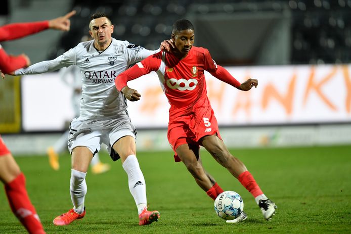Moussa Sissako et la défense du Standard ont tenu le choc face à Eupen.