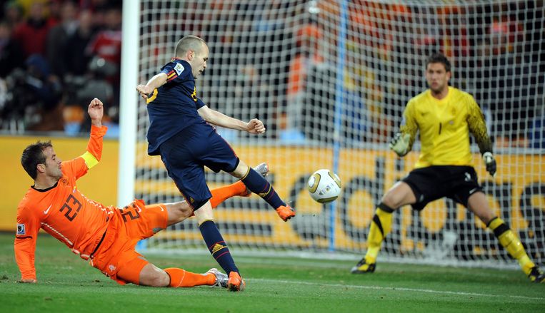 Andres Iniesta scoort namens Spanje de 0-1 tegen Nederland in de WK-finale van 2010. Beeld EPA