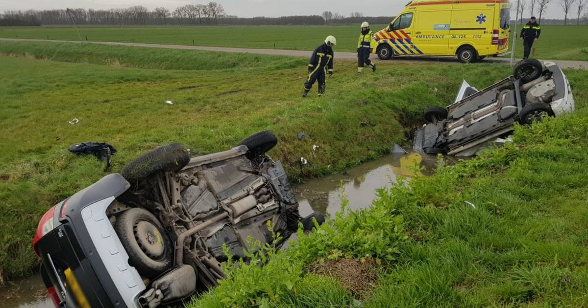 Twee auto’s op de kop in de sloot na aanrijding bij Winssen.